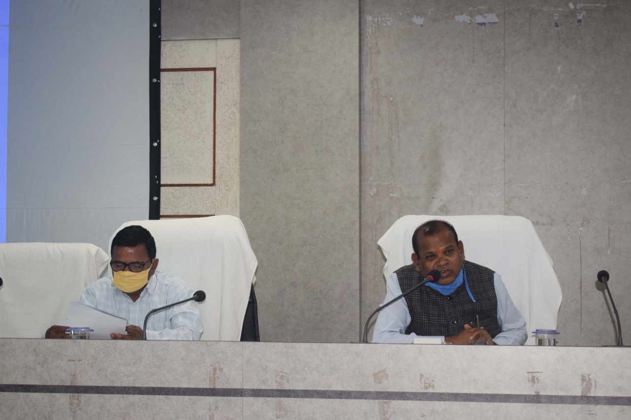 आश्रम-छात्रावासों को बनायें स्मार्ट परिसर, कमिश्नर ने समीक्षा बैठक में दिये निर्देश