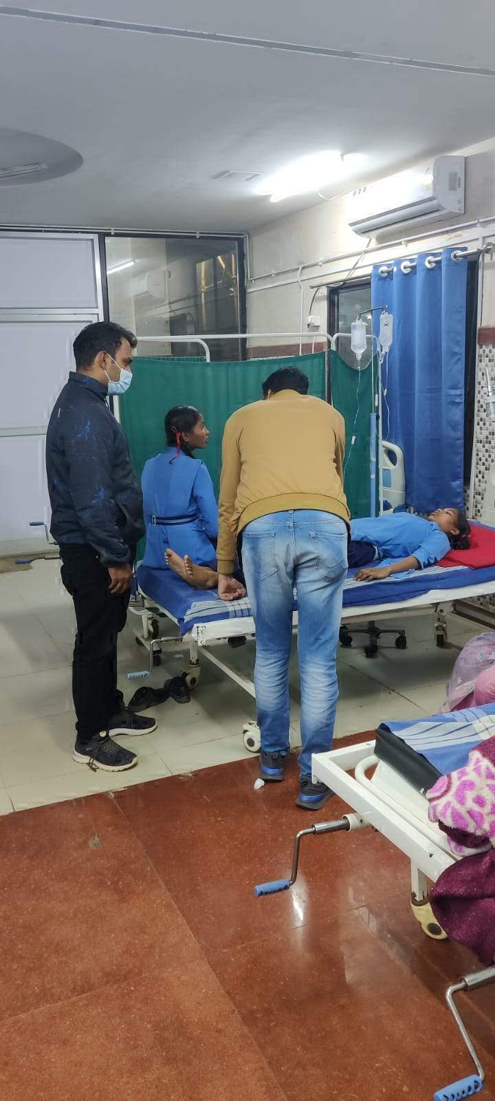 घायल स्कूली छात्रा को उप पुलिस अधीक्षक ने पहुंचाया अस्पताल