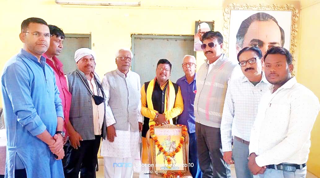 शहर कांग्रेस ने दी शहीद वीरनारायण को श्रद्धांजलि शहर कांग्रेस ने दी शहीद वीरनारायण को श्रद्धांजलि