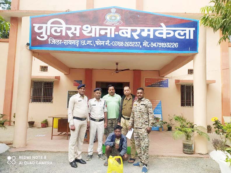 10 लीटर महुआ शराब के साथ एक बंदी