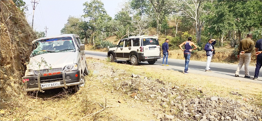 सडक़ पर मोबिल ऑयल गिरने से हो रहे हादसे सडक़ पर मोबिल ऑयल गिरने से हो रहे हादसे