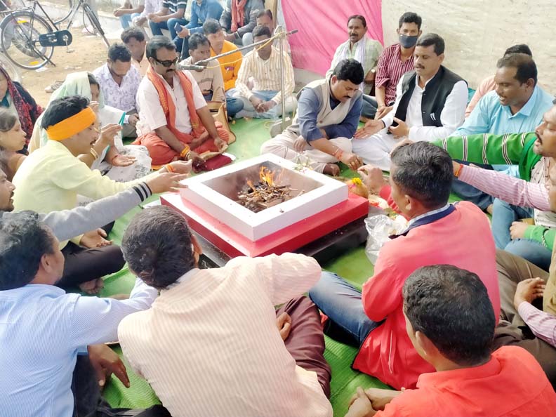 सरकार को जगाने दैवेभो कर्मियों ने किया सद्बुद्धि यज्ञ सरकार को जगाने दैवेभो कर्मियों ने किया सद्बुद्धि यज्ञ