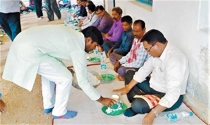 कलेक्टर ने उपार्जन केन्द्र खल्लारी में धान बेचने पहुंचे किसानों को भोजन परोसा, खुद भी खाया कलेक्टर ने उपार्जन केन्द्र खल्लारी में धान बेचने पहुंचे किसानों को भोजन परोसा, खुद भी खाया