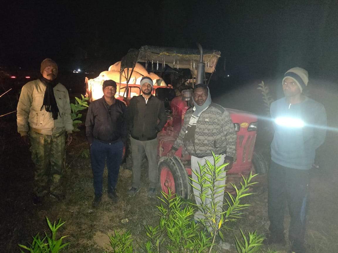 झारखंड से लाते 54 बोरी धान व ट्रैक्टर जब्त