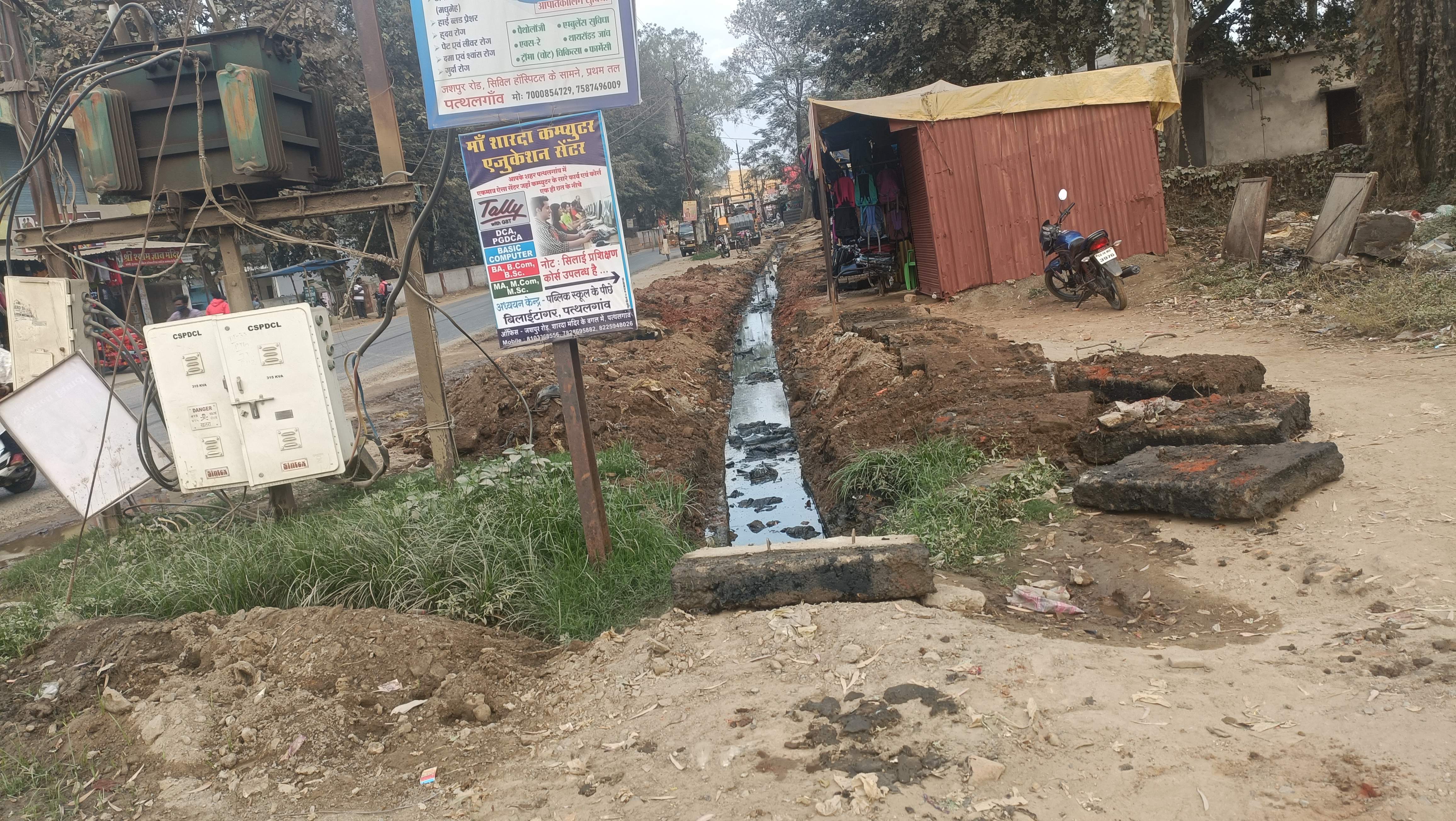 जगह-जगह नाली जाम, सफाई कर्मी व जेसीबी लेकर पहुंचे पार्षद