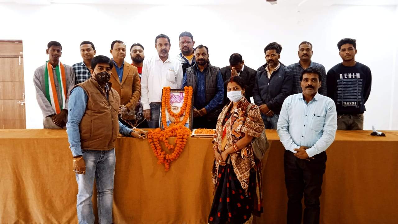 शहीद वीर नारायण सिंह को कांग्रेसियों ने दी श्रद्धाजंलि