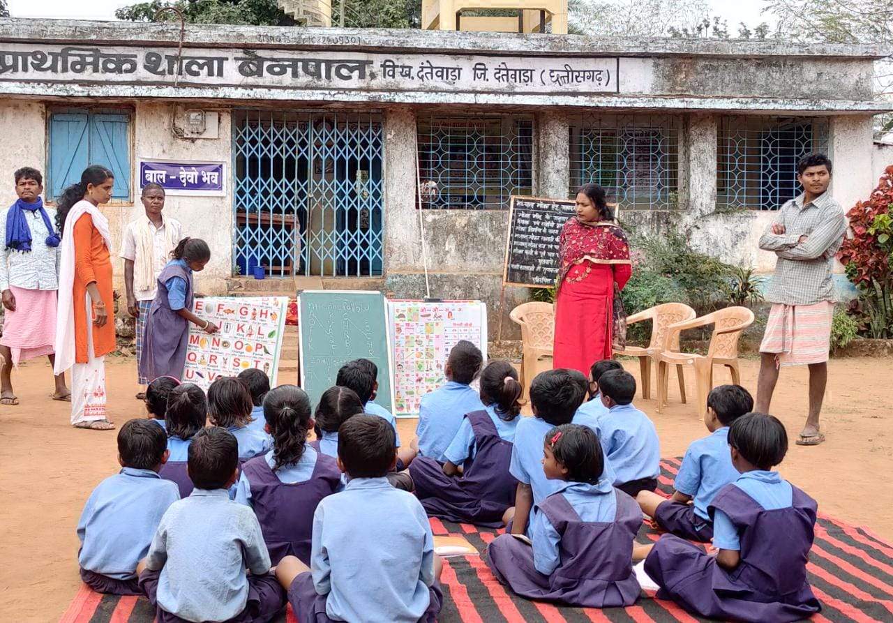 जर्जर स्कूल भवन, अनहोनी का खतरा देख ग्रामीणों ने जड़ा ताला, खुले में पढ़ाई