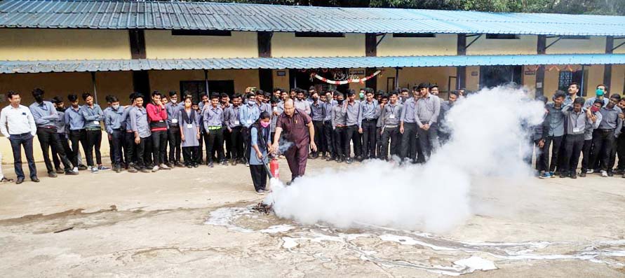 छात्रों ने सीखा अग्निशामक यंत्रों से आग बुझाना