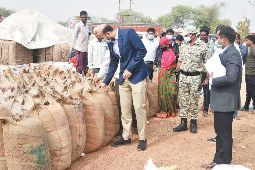 वर्मी कंपोस्ट खेतों में डाला तो बेहतर उत्पादन, धान खरीदी केंद्रों में किसानों ने कलेक्टर से इज़हार की खुशी