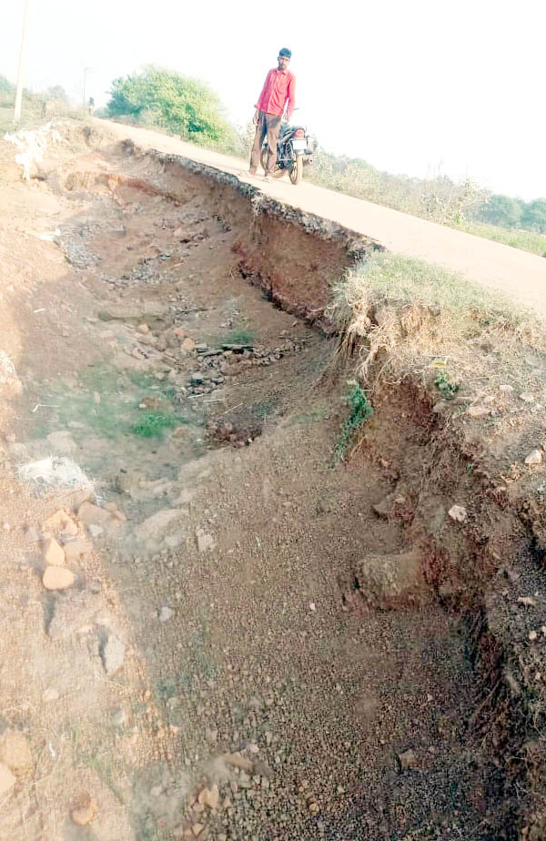 महानदी की बाढ़ में 3 साल पहले क्षतिग्रस्त हुआ था कोलियारी-लखना मार्ग महानदी की बाढ़ में 3 साल पहले क्षतिग्रस्त हुआ था कोलियारी-लखना मार्ग
