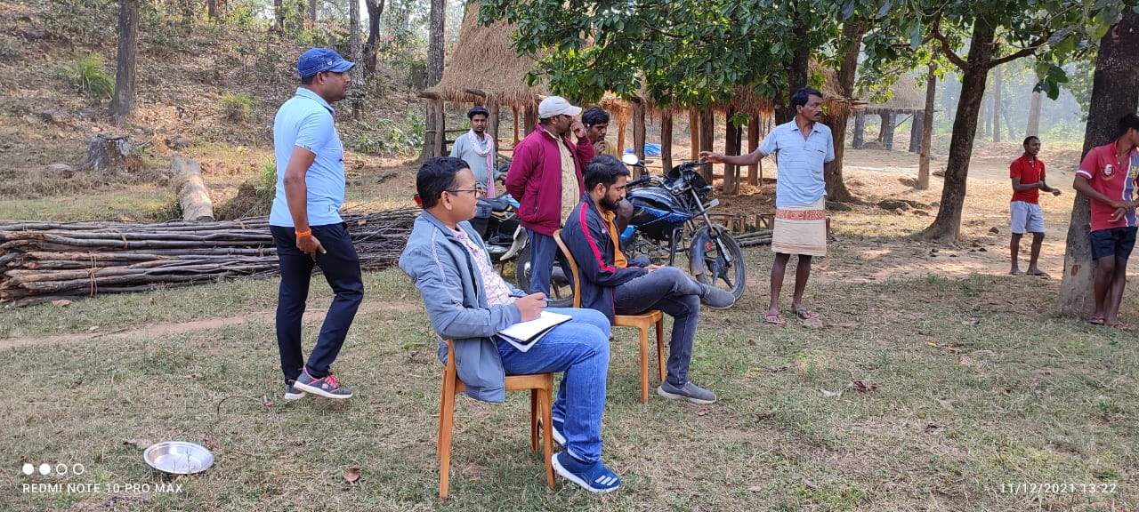 सडक़-पानी की समस्या से जूझ रहे दूरस्थ गांव जुजडाँड़ पहुंचे एसडीएम, सुनीं ग्रामीणों की समस्याएं