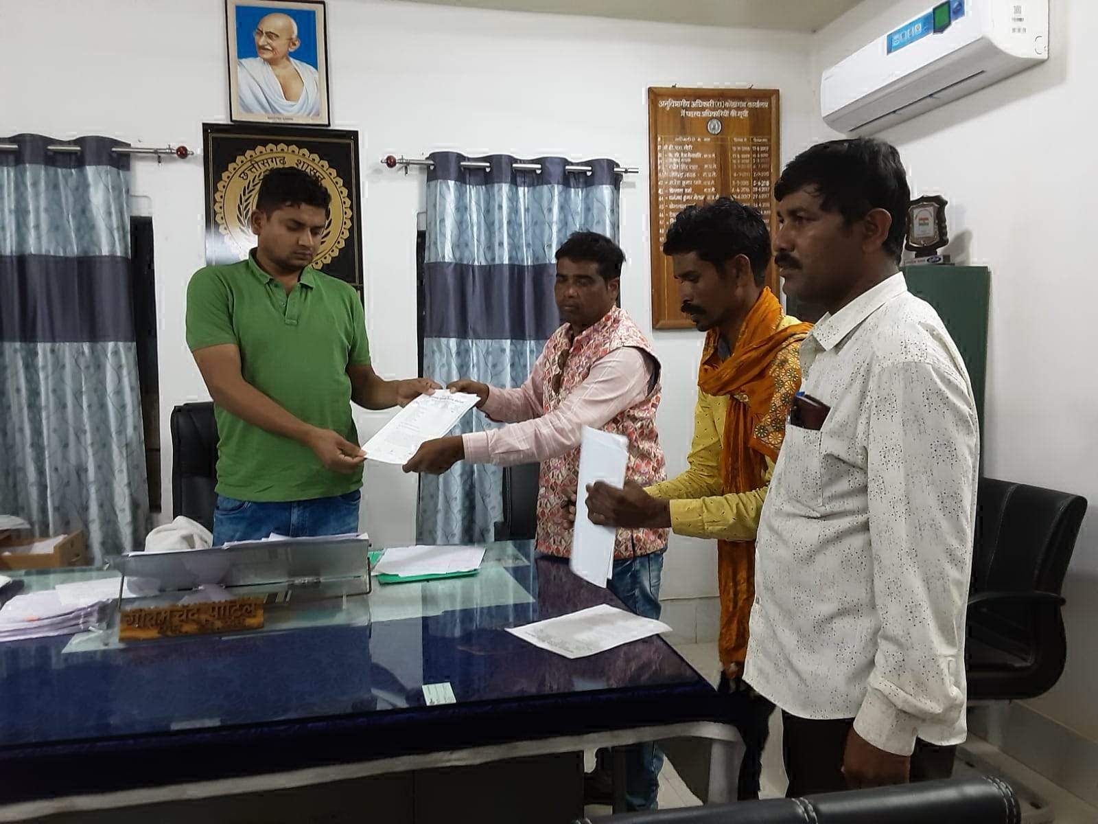 सहायक शिक्षकों ने एसडीएम को सौंपा ज्ञापन