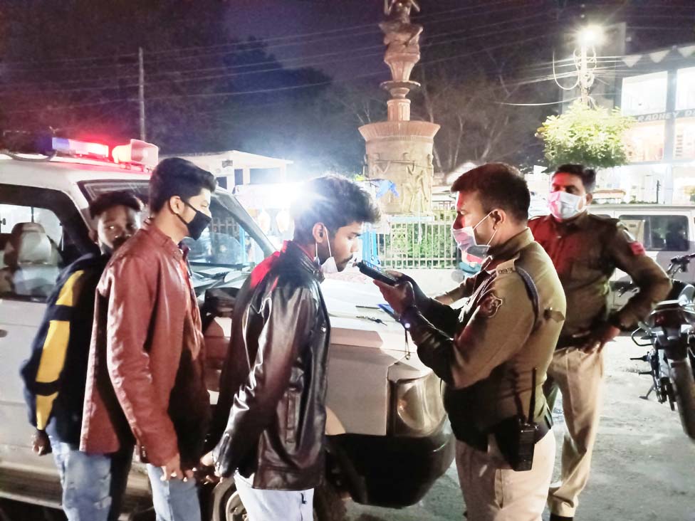 पुलिस चेकिंग, कई लापरवाह चालकों का कटा चालान