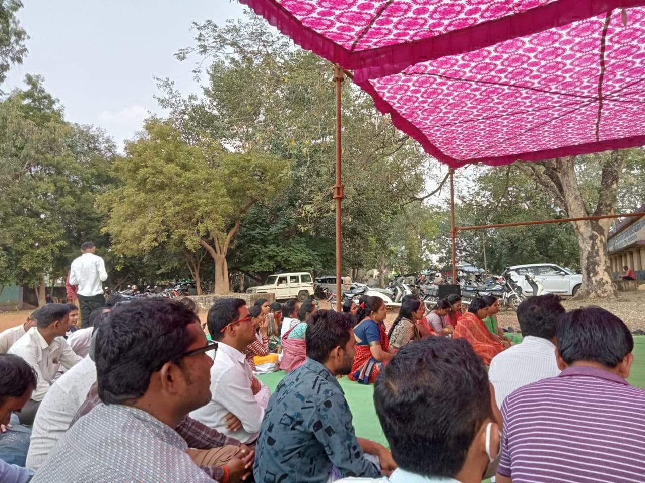 सहायक शिक्षकों का धरना-प्रदर्शन सहायक शिक्षकों का धरना-प्रदर्शन