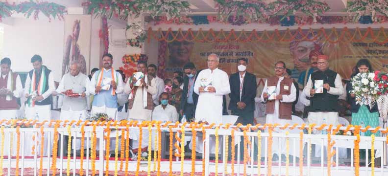 मुख्यमंत्री ने किया स्वरोजगार के बढ़ते कदम पुस्तक का विमोचन मुख्यमंत्री ने किया स्वरोजगार के बढ़ते कदम पुस्तक का विमोचन