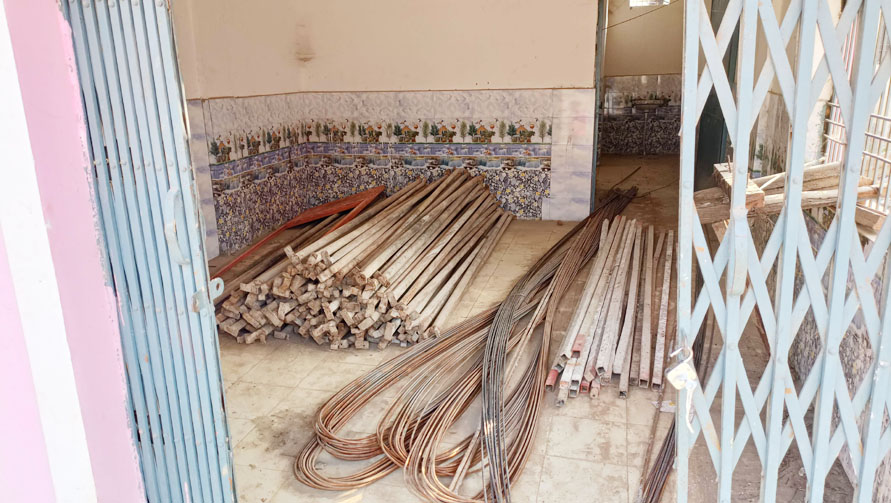 11 लाख 64 हजार की जिला खनिज न्यास मद से बना सामुदायिक शौचालय बना छड़-प्लेट रखने का गोदाम