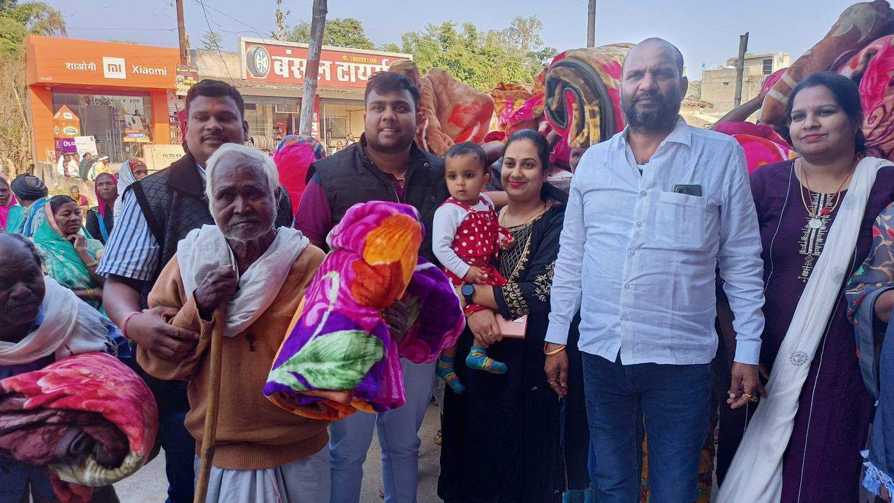 सैकड़ों बुजुर्गों को बांटे कंबल