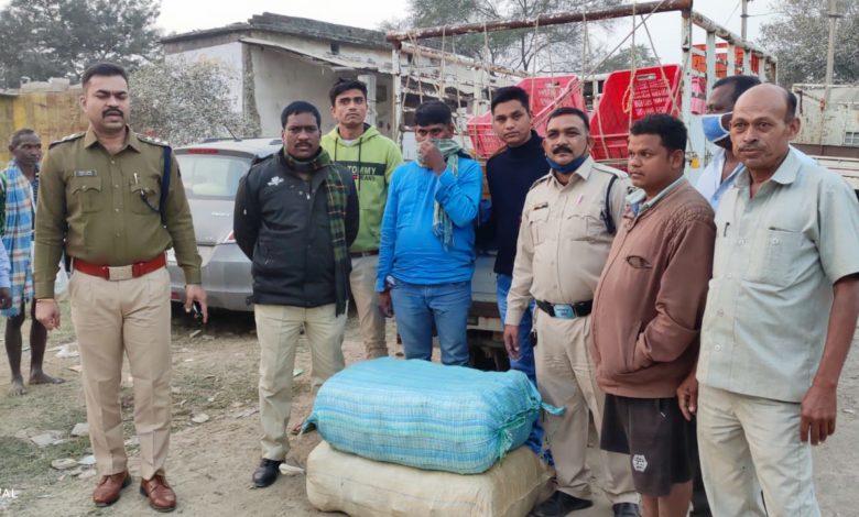 टमाटर की गाड़ी में हो रही थी गांजा तस्करी