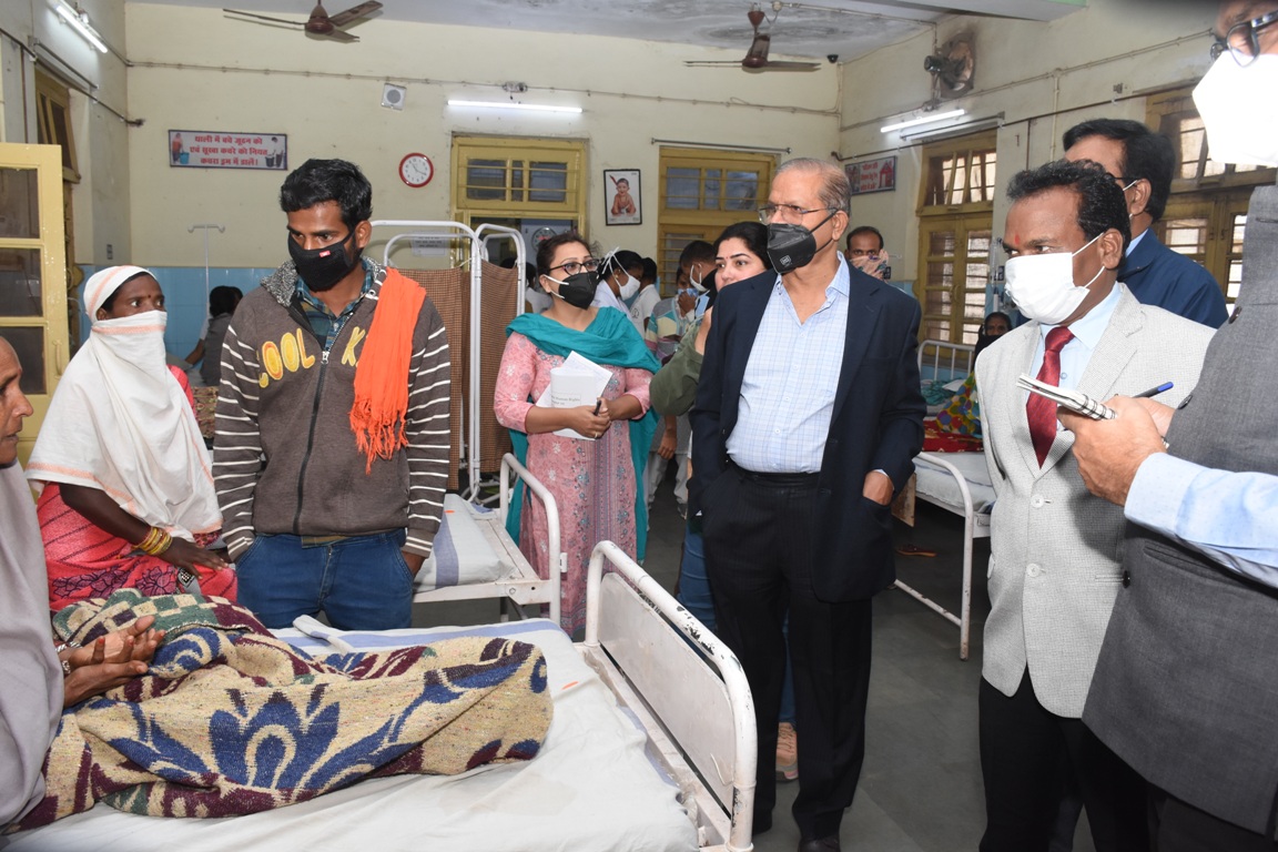 मानव अधिकार आयोग अध्यक्ष ने जिला अस्पताल की व्यवस्थाओं का लिया जायजा