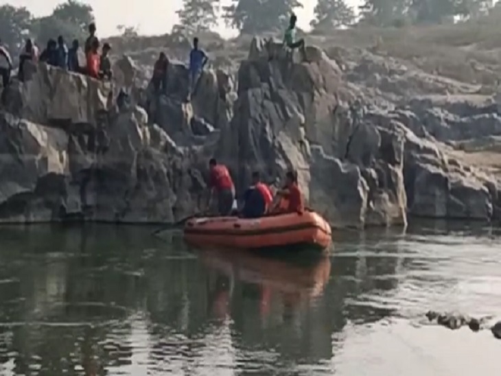 पिकनिक मनाने गया छात्र हसदेव में डूबा, चट्टान में पैर फंसने की आशंका