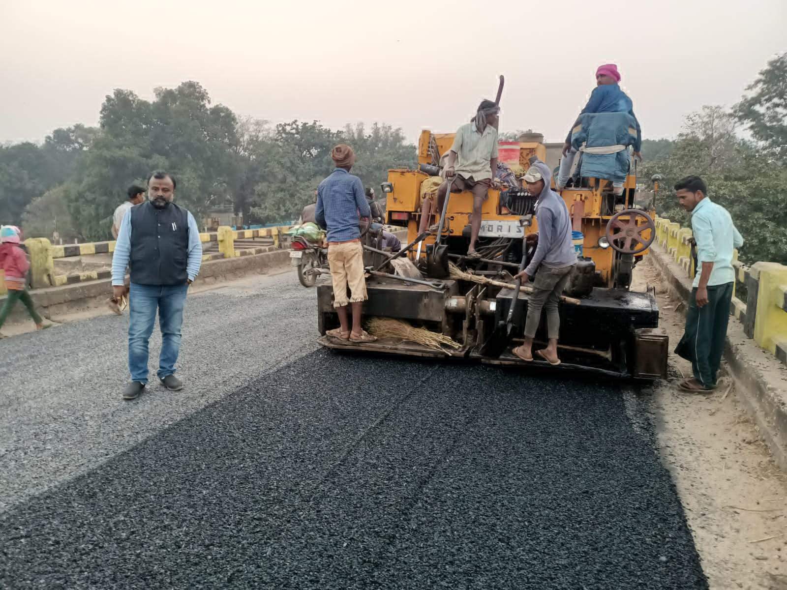 सडक़ों सहित अंतरराज्यीय पुल के गड्ढे को भरकर किया डामरीकृत
