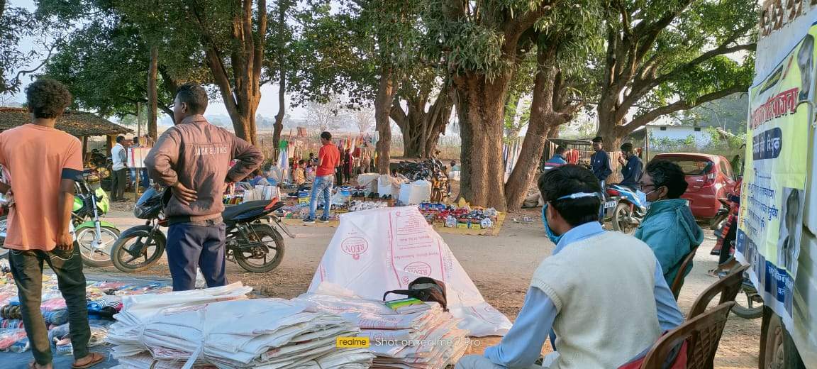हाट-बाजार क्लिनिक में ग्रामीणों को मिल रही नि:शुल्क बीपी-शुगर जांच की सुविधा