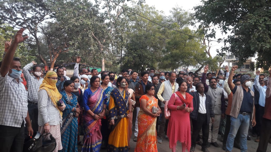 बीईओ को हटाने की मांग को ले शिक्षकों ने निकाली बाइक रैली बीईओ को हटाने की मांग को ले शिक्षकों ने निकाली बाइक रैली