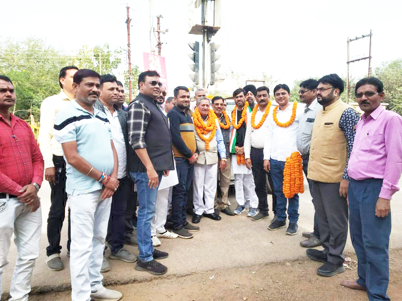 दिल्ली से लौटे पूर्व विधायक का कार्यकर्ताओं ने किया स्वागत दिल्ली से लौटे पूर्व विधायक का कार्यकर्ताओं ने किया स्वागत