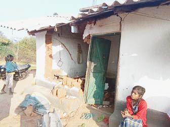 कुनकुरी में हाथी दल का उत्पात, खलिहान में रखे धान किया चट, घर को पहुंचाया नुकसान