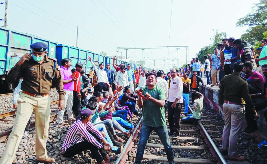 पटरी के बीचों बीच पहुंचे आंदोलनकारी