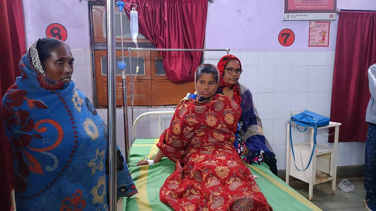 आवासीय विद्यालय की तीन छात्राएं बेहोश होकर गिरीं, उपचार के बाद हुई छुट्टी आवासीय विद्यालय की तीन छात्राएं बेहोश होकर गिरीं, उपचार के बाद हुई छुट्टी