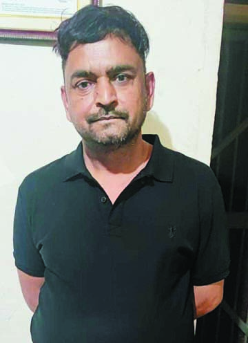 बस स्टैण्ड में सट्टा-पट्टी लिखते युवक पकड़ाया