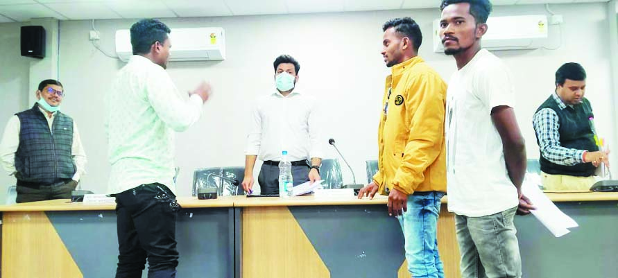 ईरागांव छात्रावास की मूलभूत समस्याओं को ले कलेक्टर से मिले जनपद सदस्य