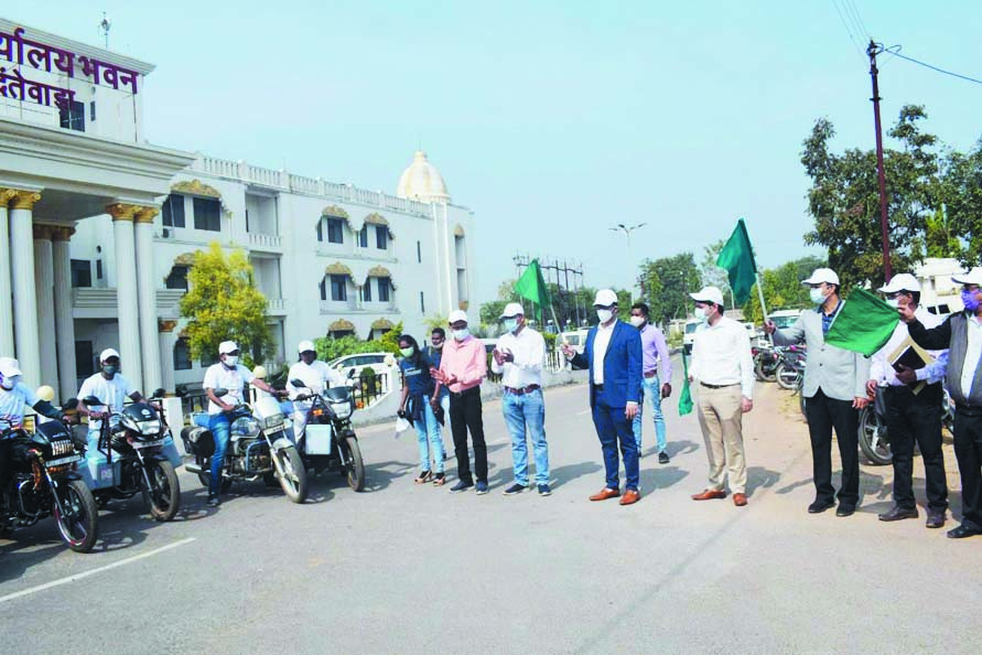 टीका संगवारी को हरी झंडी दिखाकर किया रवाना