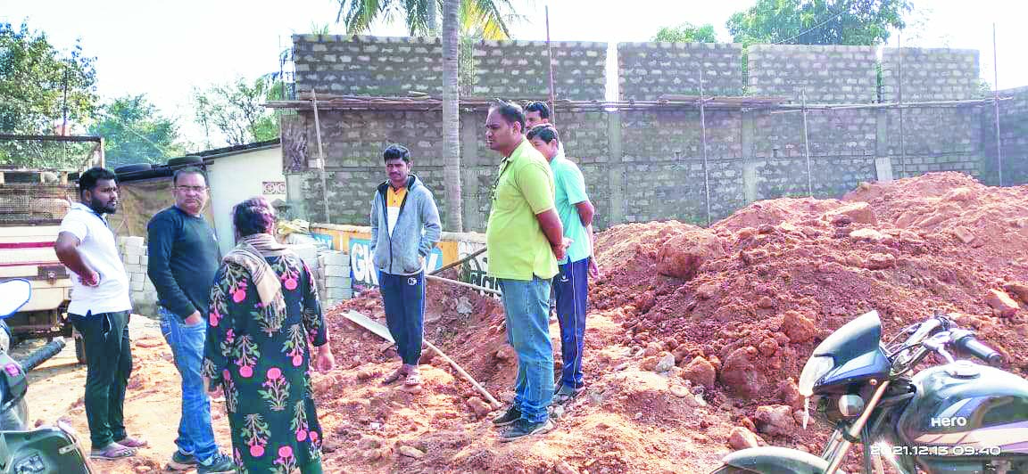 शहीद स्मारक टूटा, पालिका ने थाने में दर्ज कराई शिकायत