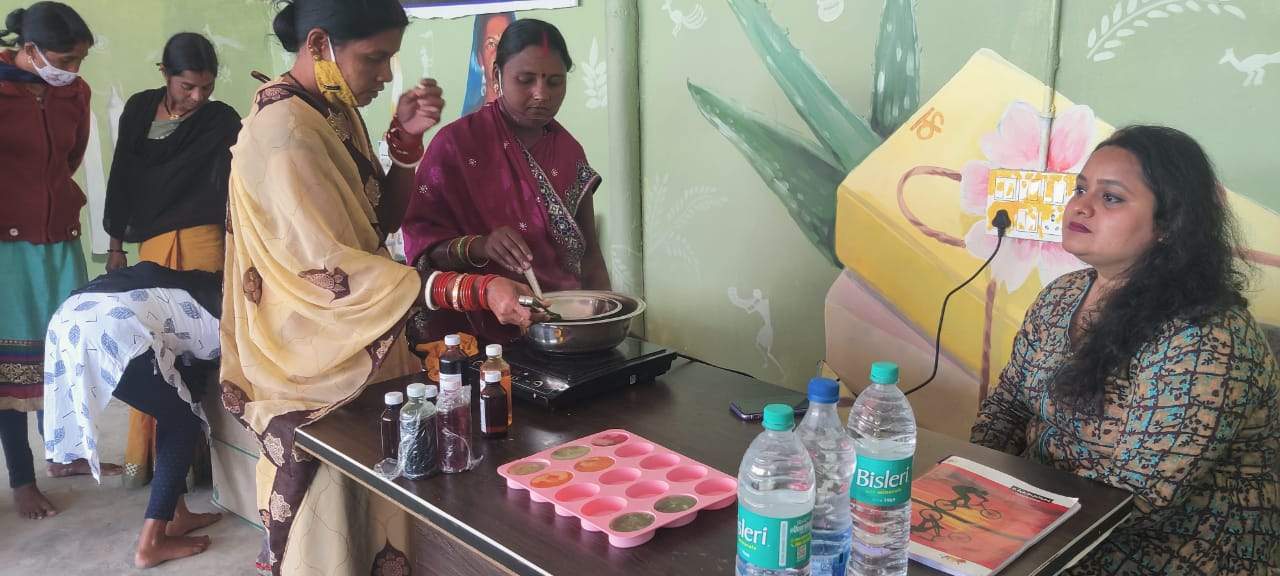 उड़ान आजीविका केन्द्र में महिलाओं को रोजगार मूलक प्रशिक्षण