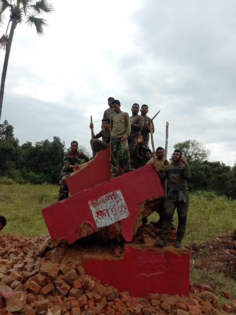 जवानों ने किया 3 नक्सल स्मारक धराशायी