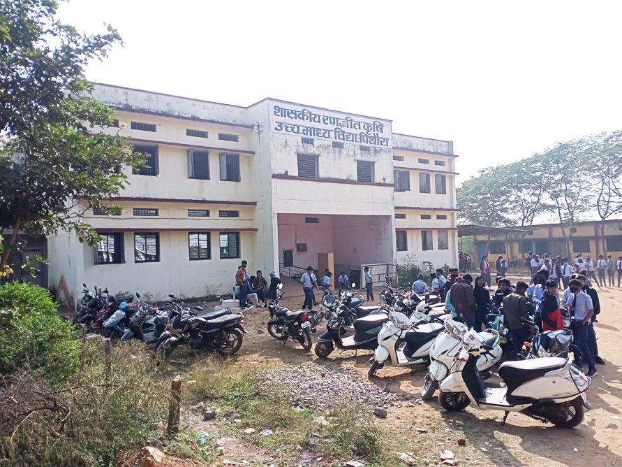 बगैर सूचना पोर्टल में नाम बदला गया, शाला विकास समिति ने किया विरोध