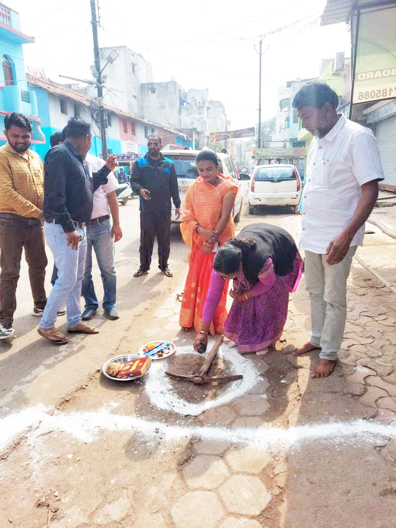 विकास कार्यों का मेयर ने किया भूमिपूजन विकास कार्यों का मेयर ने किया भूमिपूजन