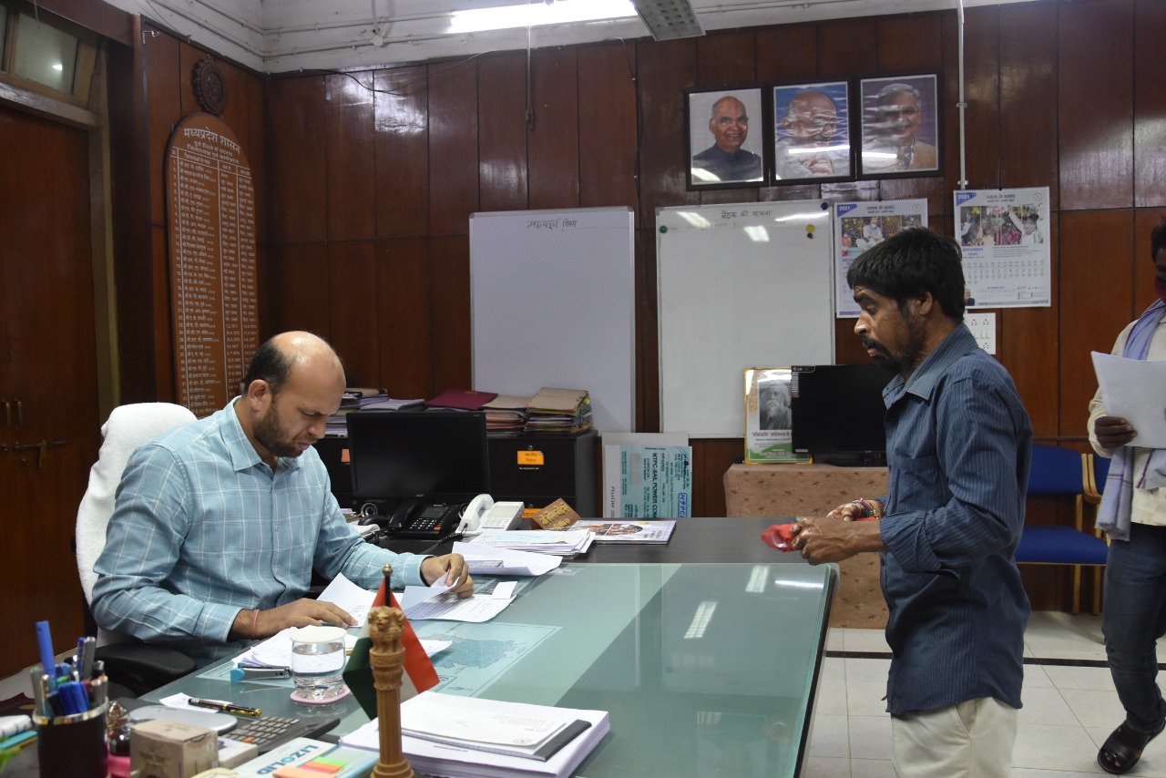 कलेक्टर ने सुनी 33 लोगों की समस्याएं