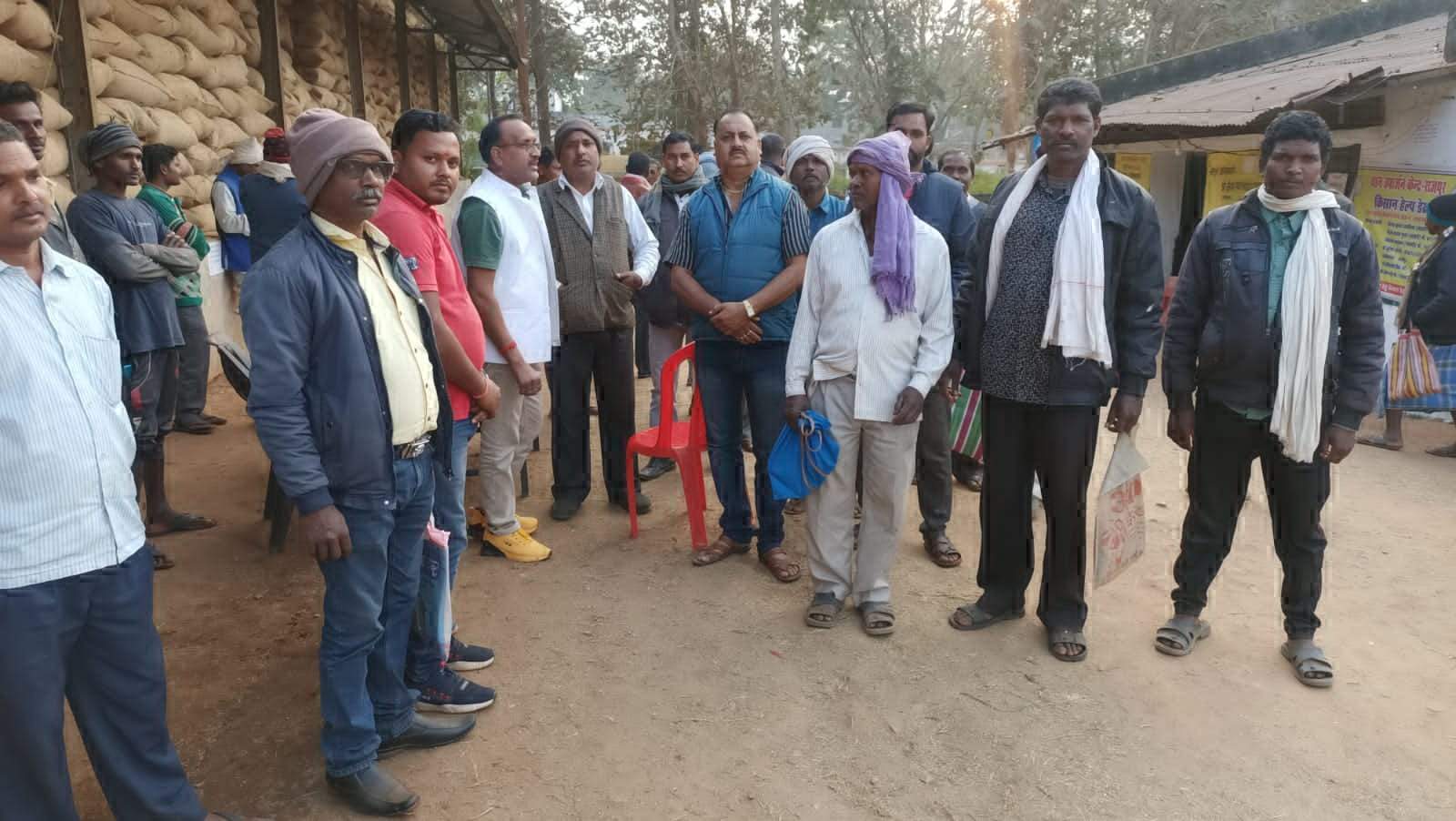 भाजपा नेताओं ने धान खरीदी केंद्र राजपुर का किया निरीक्षण