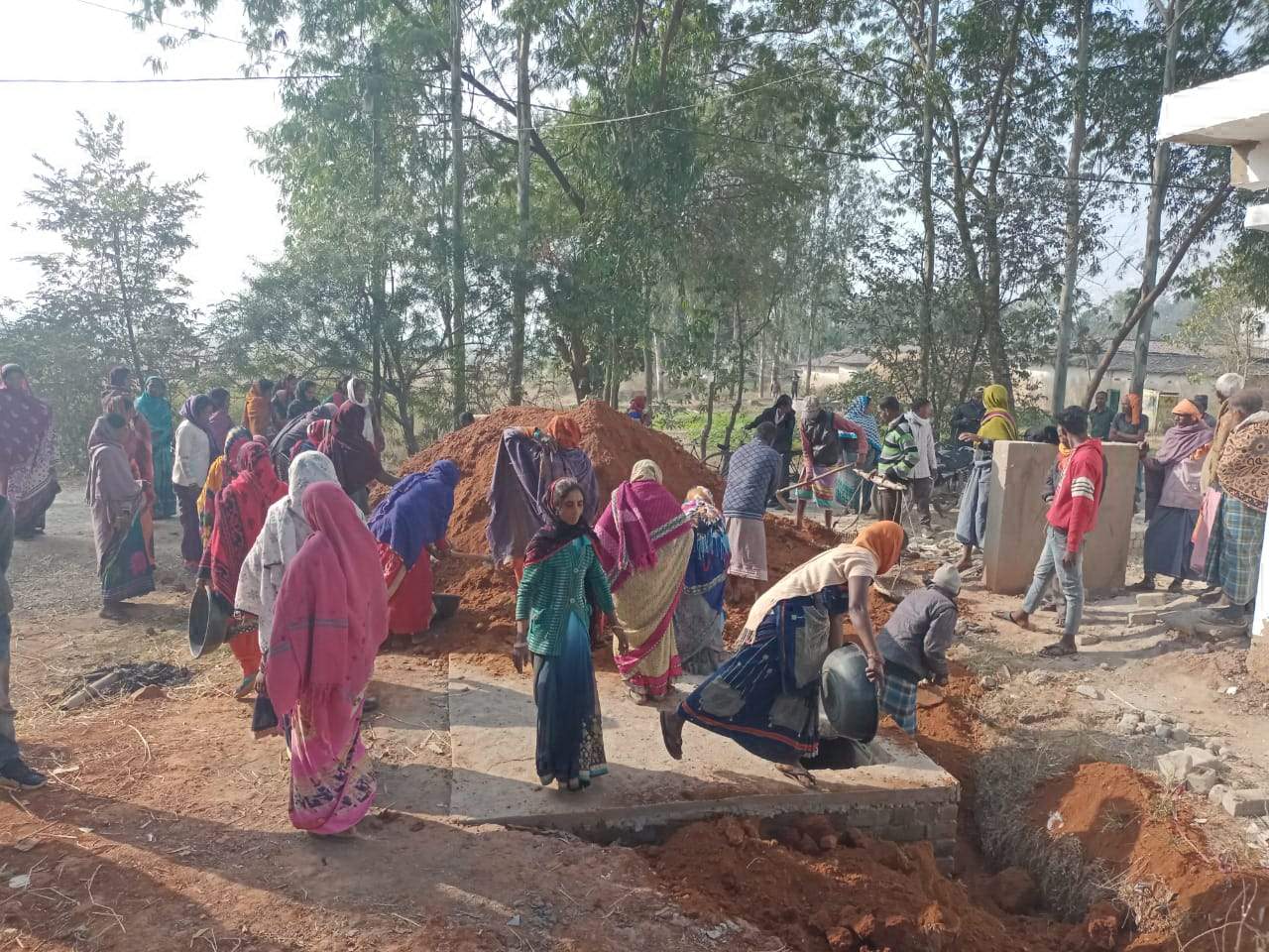 करजी और कतकालो के ग्रामीणों ने सडक़ बनाने किया श्रमदान