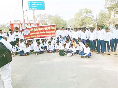 स्कूल मैदान पर दुकानें, विरोध में सडक़जाम स्कूल मैदान पर दुकानें, विरोध में सडक़जाम