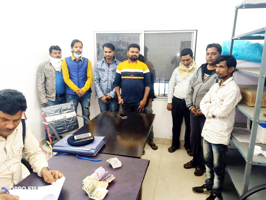 15 जुआरी पकड़ाये, नगदी जब्त