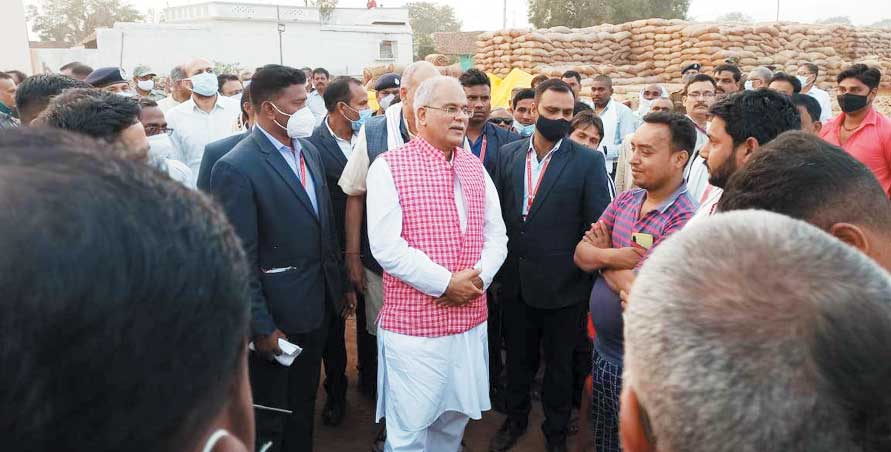 अचानक अपने बीच मुख्यमंत्री को पाकर खुशी से भर गए किसान