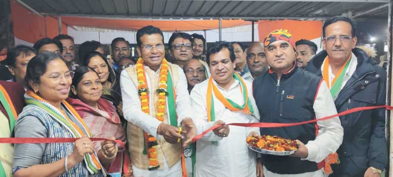 एक तरफा चुनाव जीतेगी कांग्रेस-मरकाम, कार्यालय उद्घाटन बाद वार्डों में किया जनसंपर्क