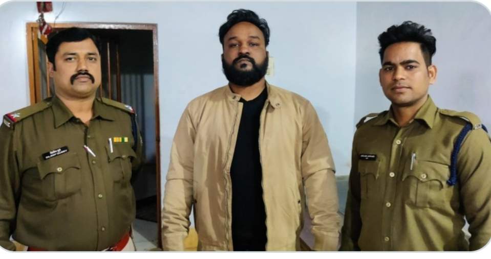 रेल्वे स्टेशन में अवैध पार्किंग वसूली, यूपी से बंदी