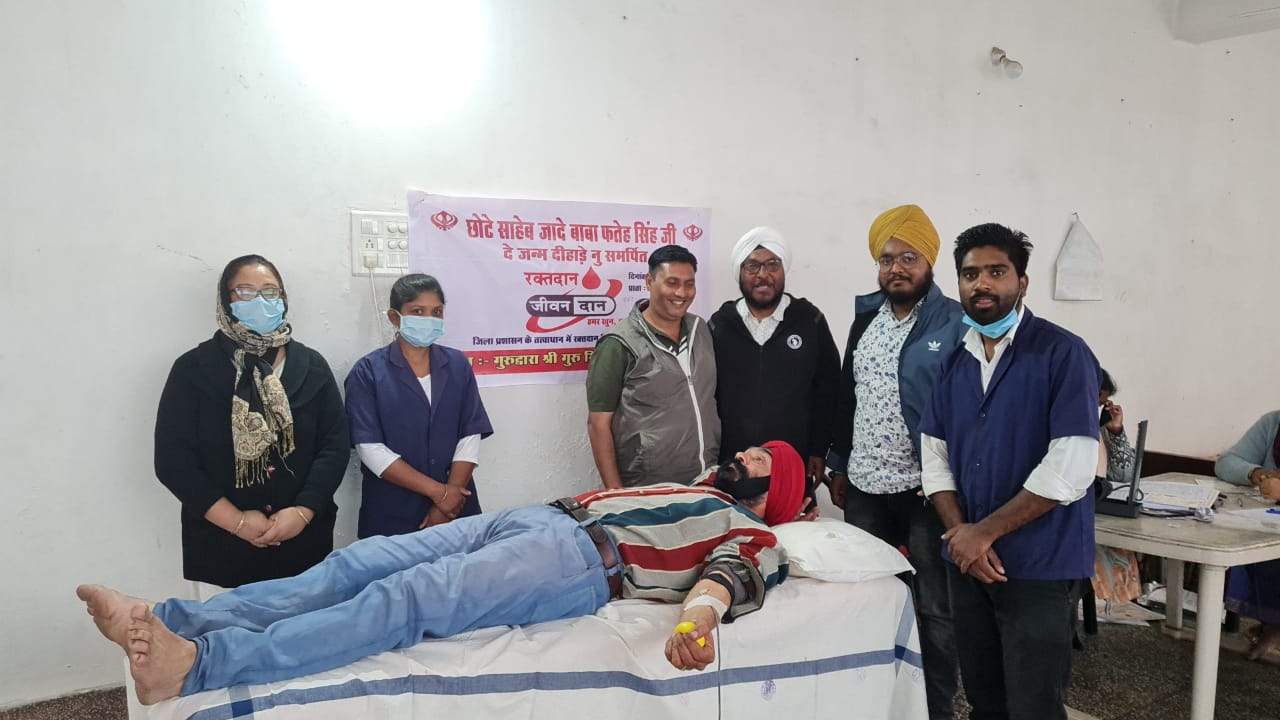 गुरुद्वारा में स्वैच्छिक रक्तदान शिविर