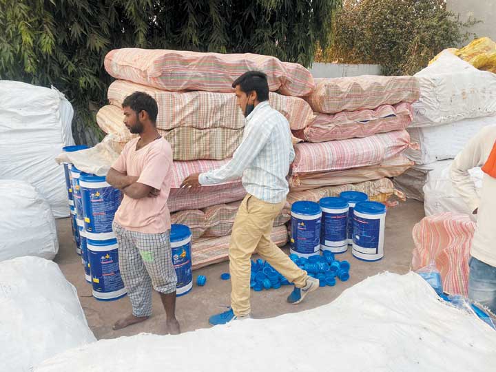 दिल्ली-जयपुर से आता रहा है नकली इंजन ऑयल पुलिस की जांच जारी