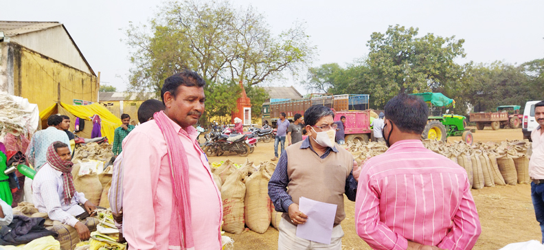 एसडीएम ने किया उपार्जन केंद्रों का निरीक्षण, खामियों पर दिए सख्त निर्देश एसडीएम ने किया उपार्जन केंद्रों का निरीक्षण, खामियों पर दिए सख्त निर्देश